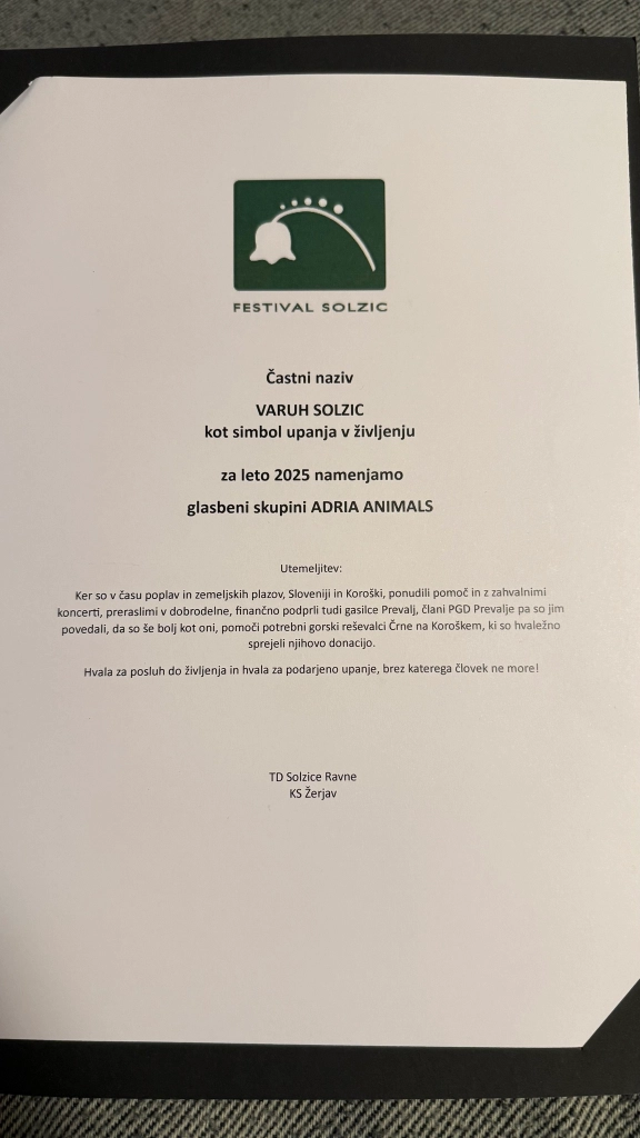 Certifikat z napisom »Festival Solzic«. Besedilo na sredini razglaša, da častni naziv Varuh Solzic za leto 2025 prejme glasbena skupina Adria Animals, z obrazložitvijo o njihovem dobrodelnem delovanju ob poplavah v Sloveniji in na Koroškem.
