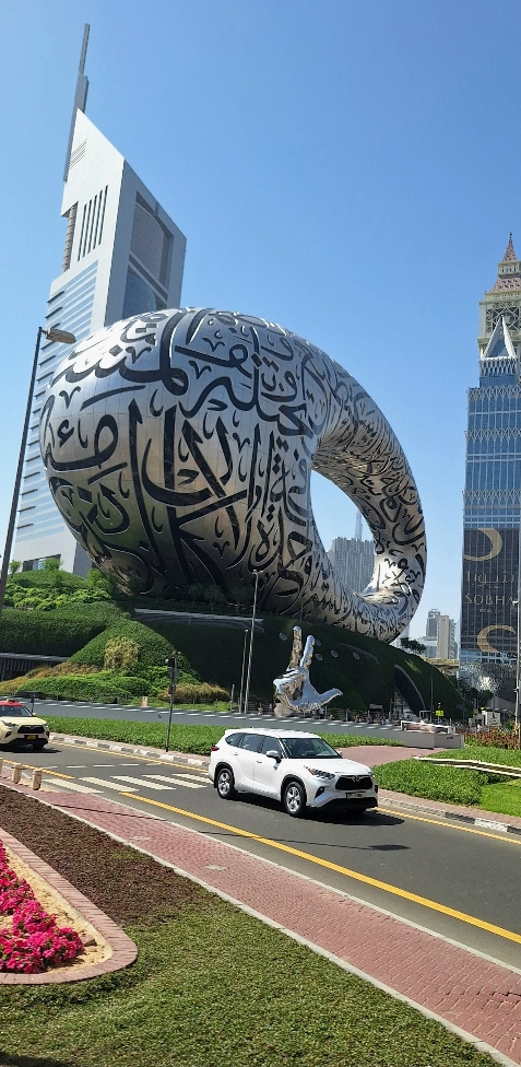Dubaj z Emirates Towers in Muzejem prihodnosti