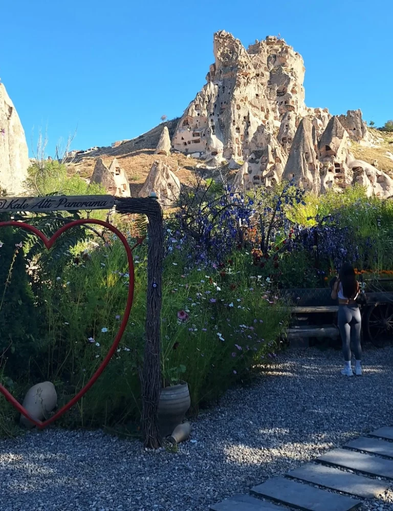 Tradicionalni cave hotel v Kapadokiji z izklesano arhitekturo in teraso.