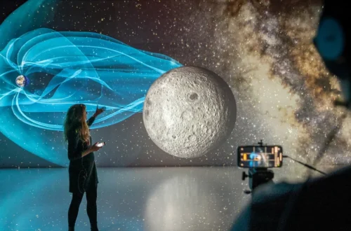 Interaktivna digitalna instalacija v Ars Electronica Center v Linzu z projekcijo vesolja in Lune.