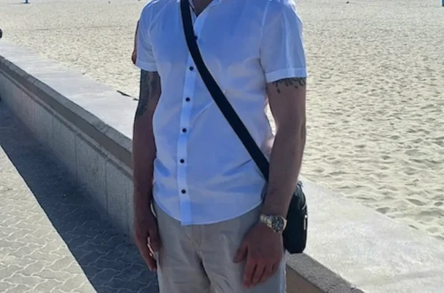 Na plaži Jumeirah z razgledom na Burj Al Arab v ozadju v sončnem dnevu v Dubaju.