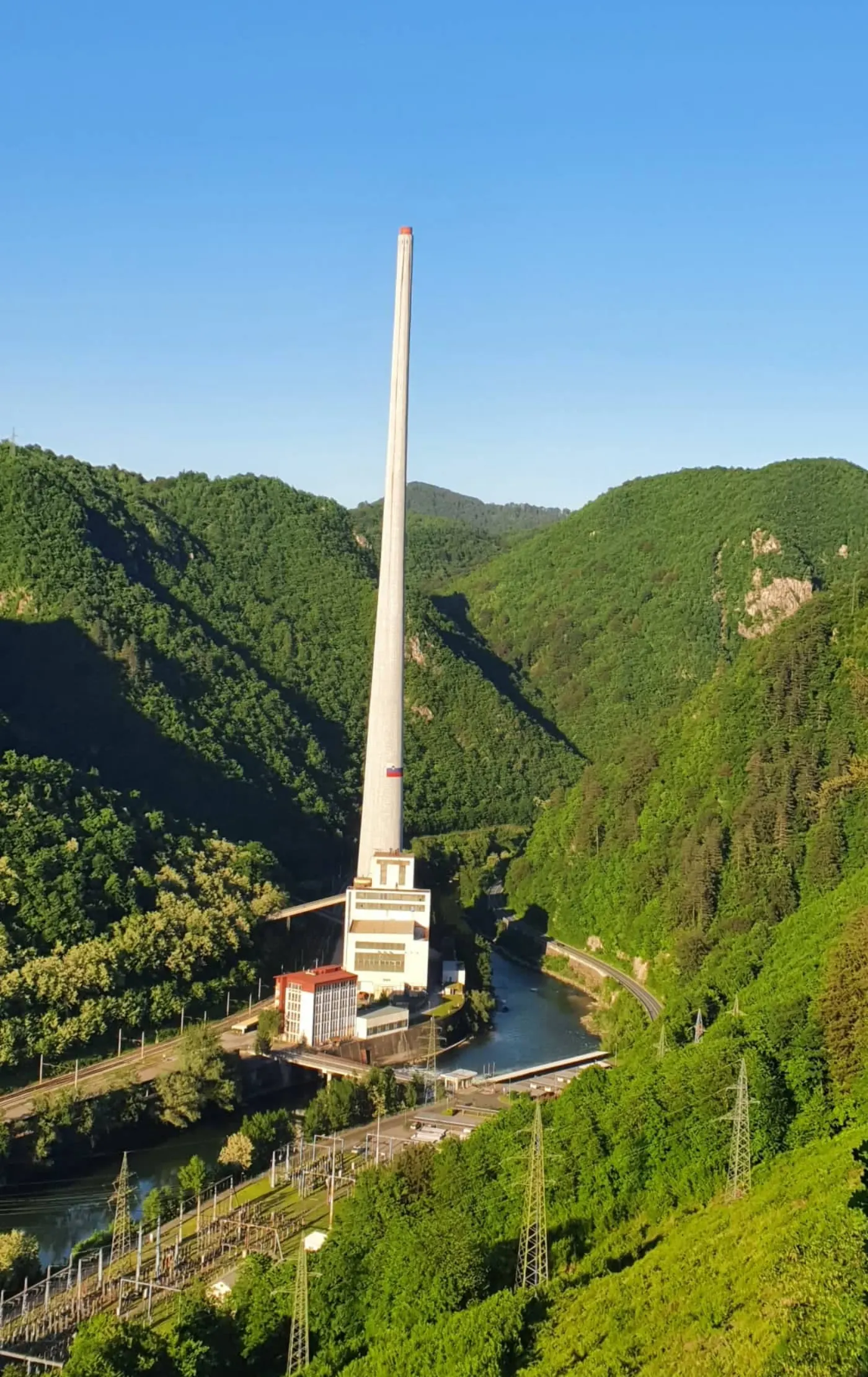 360-metrski trboveljski dimnik je desetletja simbol industrijskega Zasavja in eden najbolj prepoznavnih simbolov doline Save