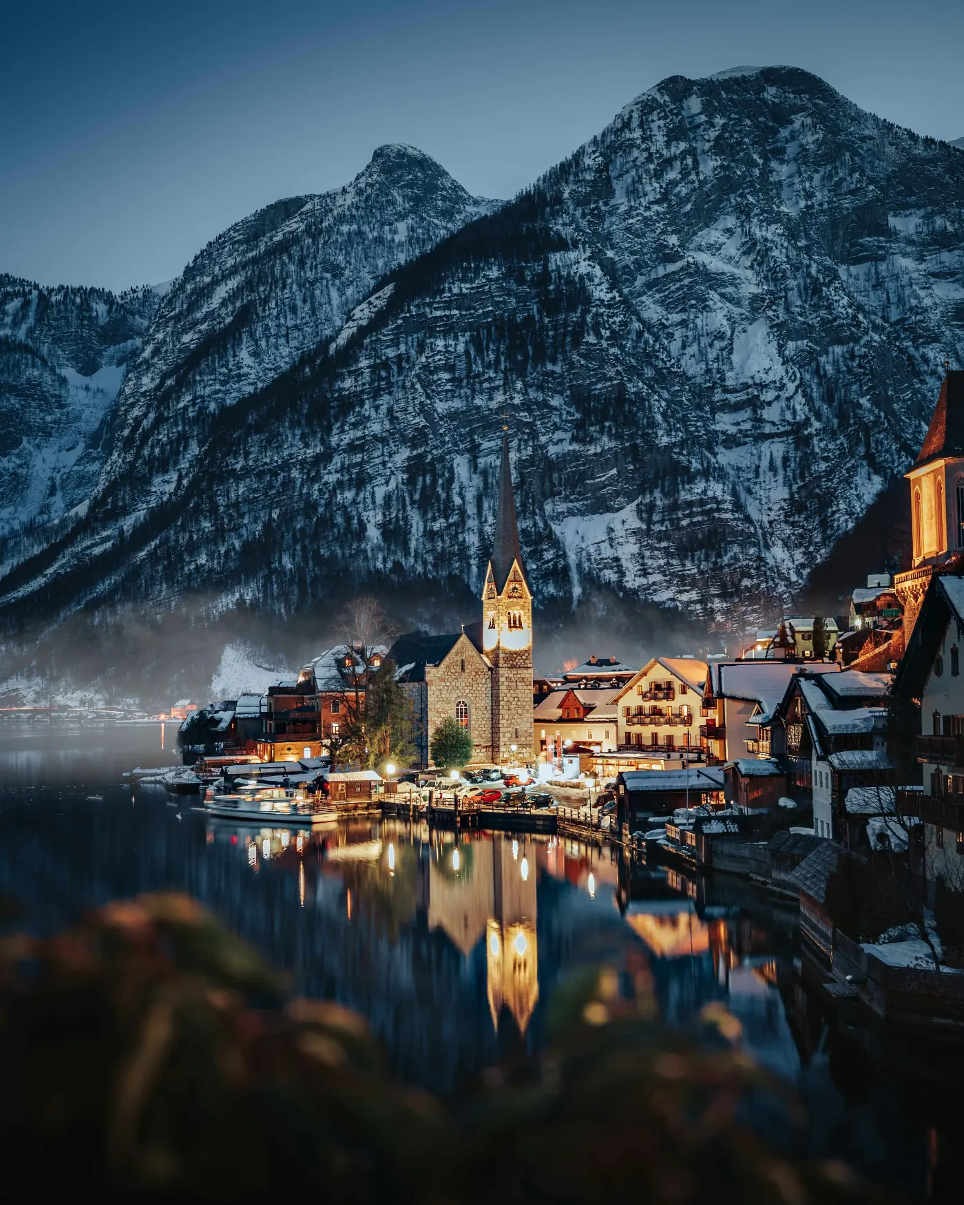 Večerni Hallstatt je vas ob jezeru v avstrijskih Alpah