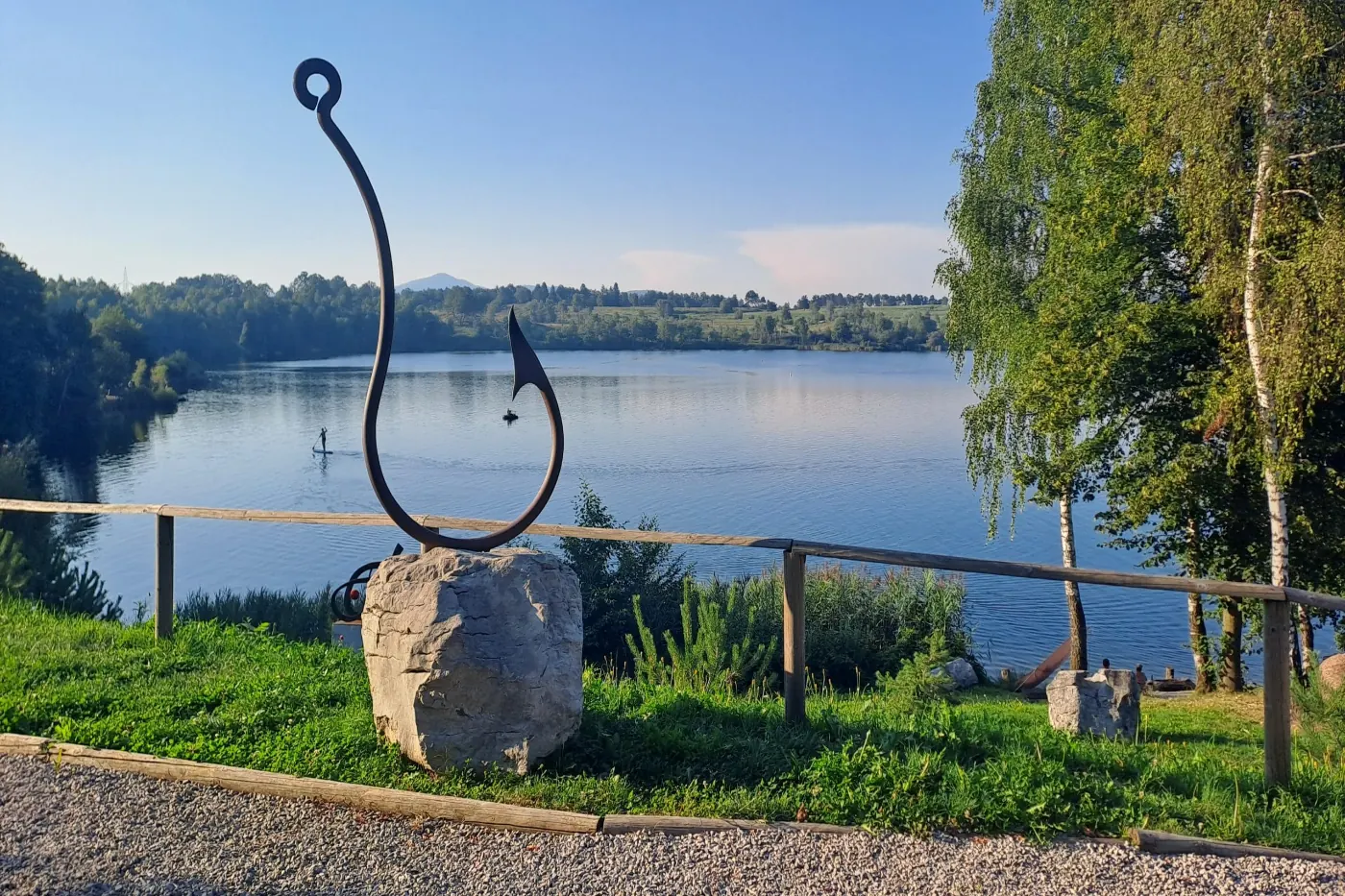 Kovinska skulptura trnka ob Kočevskem jezeru