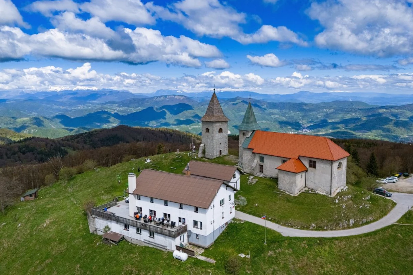 Cerkev sv. Neže in planinski dom na vrhu Kuma