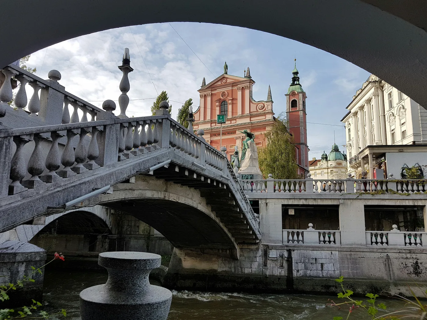 Tromostovje in frančiškanska cerkev v središču Ljubljane