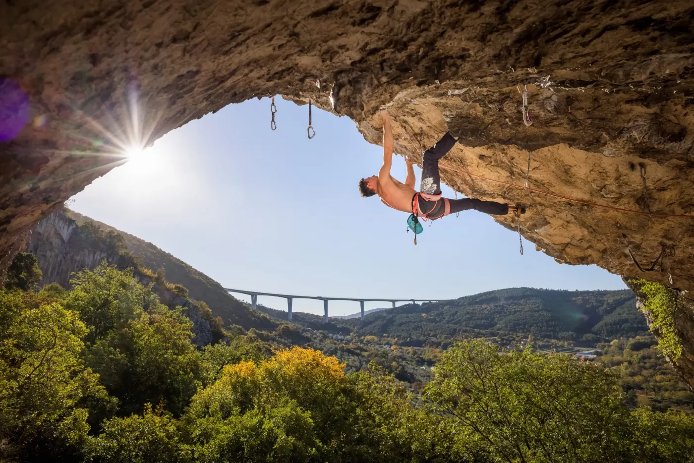 Previsni steni Mišje peči nad Osapsko dolino z viaduktom v ozadju