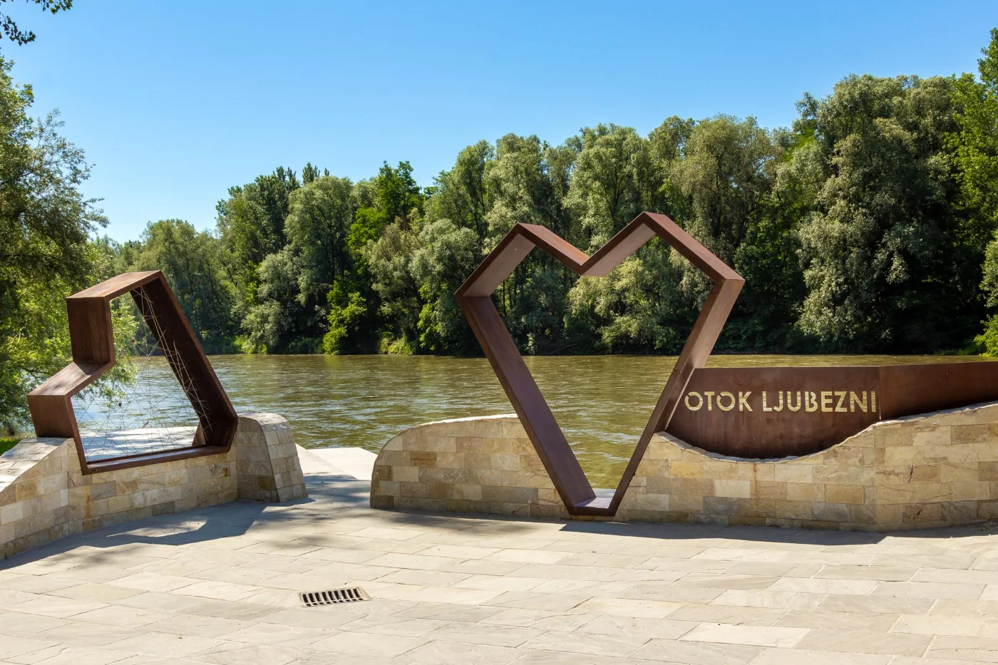Otok ljubezni ob reki Muri