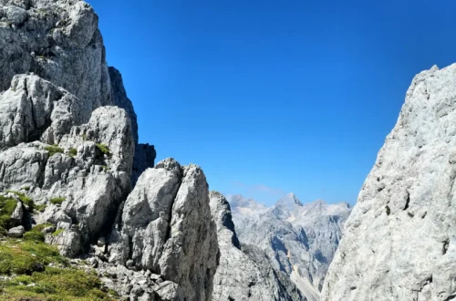 Skalni grebeni in prehod proti vrhu Planjave v Kamniško-Savinjskih Alpah.