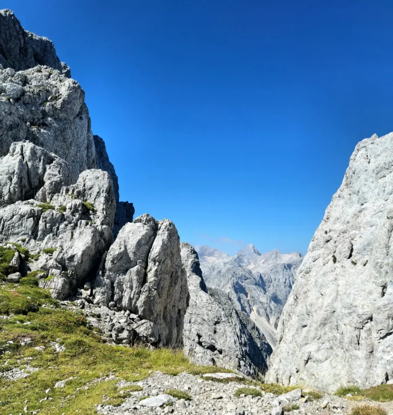 Skalni grebeni in prehod proti vrhu Planjave v Kamniško-Savinjskih Alpah.
