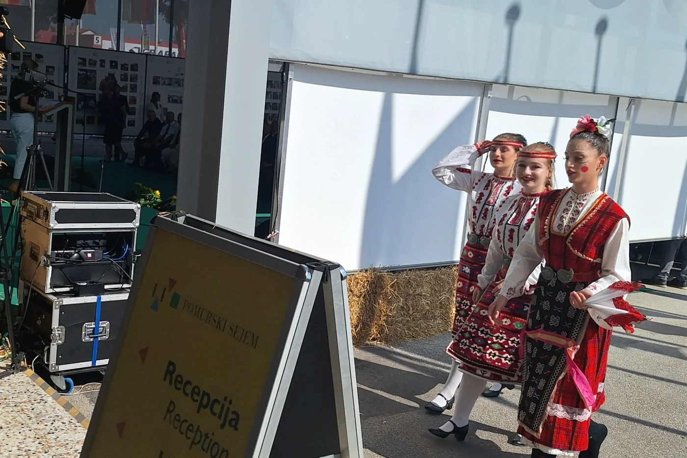 Dekleta v tradicionalnih narodnih nošah na prireditvi AGRA v Gornji Radgoni.