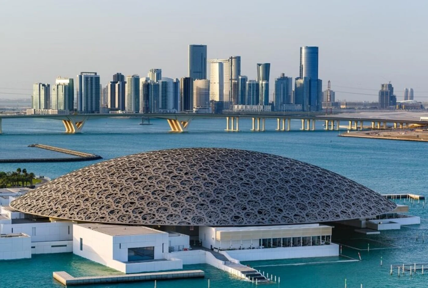 Louvre Abu Dhabi z znamenito kupolo ob morju
