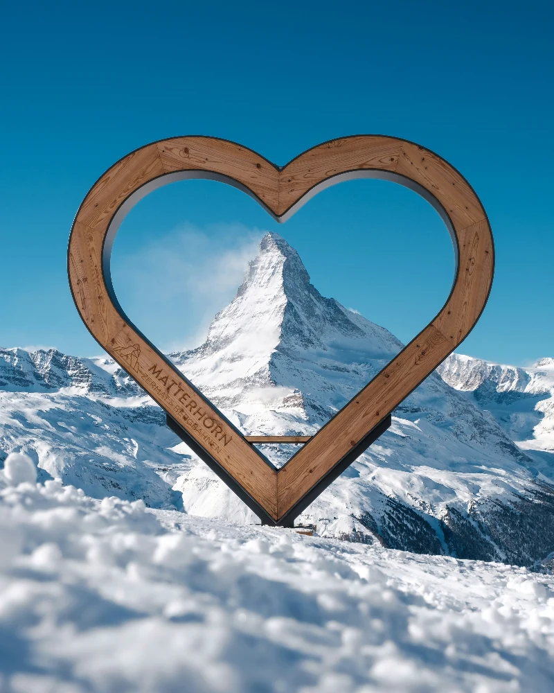 Leseno srce v ospredju uokvirja zasnežen vrh Matterhorn nad Zermatt v Švici