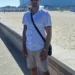 Na plaži Jumeirah z razgledom na Burj Al Arab v ozadju v sončnem dnevu v Dubaju.