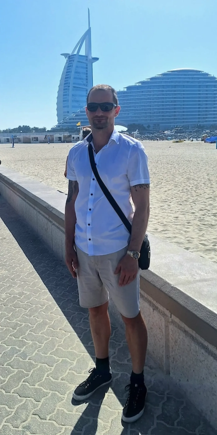 Na plaži Jumeirah z razgledom na Burj Al Arab v ozadju v sončnem dnevu v Dubaju.