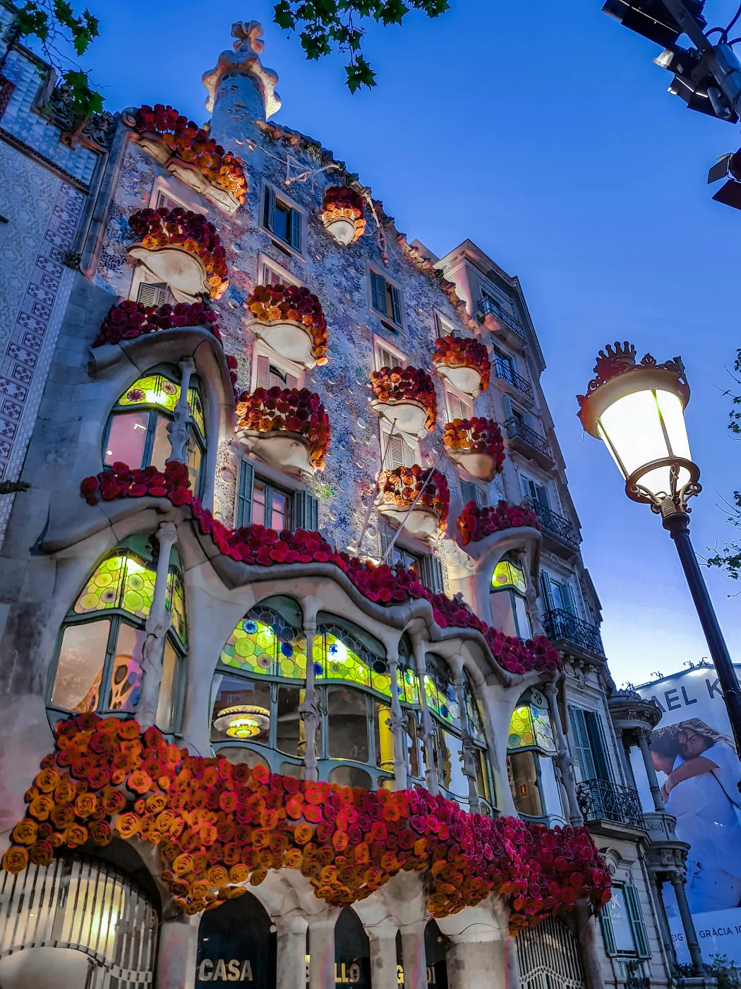 Večerni pogled na pročelje barcelonske Casa Batlló