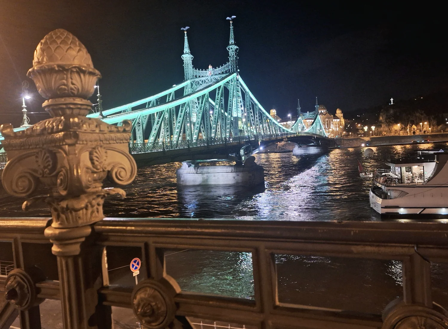 Nočni pogled na Most svobode oziroma Szabadság híd v Budimpešti